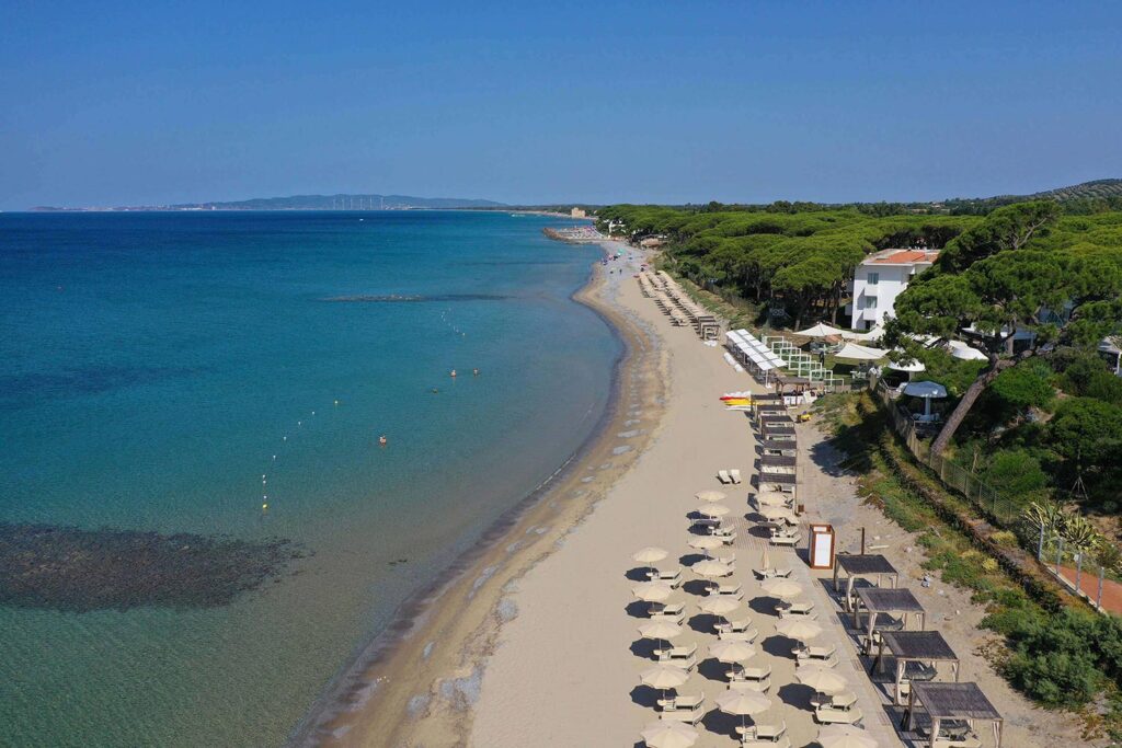 12-Spiaggia Panoramica sul mare e sulla spiaggia privata del The Sense Experience Resort in Toscana